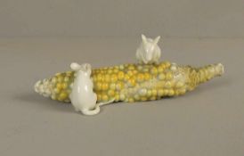 FIGURENGRUPPE: "Maiskolben mit Mäusen" / porcelainfigure, Porzellan, Japan, unter dem Stand mit