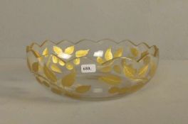GLASSCHALE / glas bowl, Bleikristall, geätztes Dekor mit Goldakzentuierungen, eckiger Randabschluss.