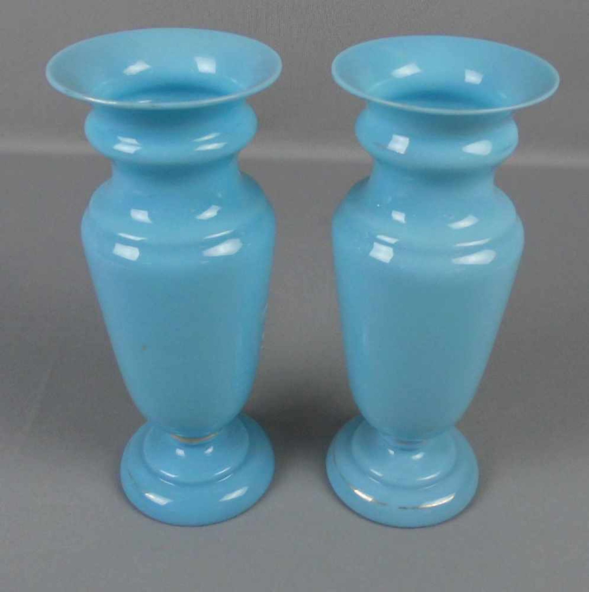 PAAR BIEDERMEIER - VASEN, hellblaues opakes Glas mit Kaltmalerei und Goldauflage. Balusterform mit - Image 3 of 4