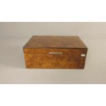 SCHATULLE / HUMIDOR, Schatulle mit Wurzelholzfurnier in Quaderform mit ebonisierten Ecken und