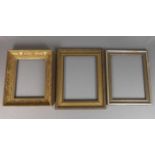 KONVOLUT VON DREI RAHMEN / mixed lot of frames, 20. Jh., Holzleisten, unterschiedliche Formen,