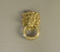 FIGÜRLICHER TÜRKLOPFER "Löwe", Bronze - Gelbguss; Löwenmaskaron mit beweglichem Ring und