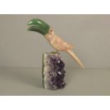 EDELSTEIN - SKULPTUR "TUKAN / VOGEL" auf Stand aus Amethyst-Druse, zweiteilig, wohl Italien, 2.