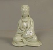 FIGUR: "Guanyin / Buddha", Blanc de Chine, China, 20. Jh.. Kleine Figur des sitzenden Buddha im