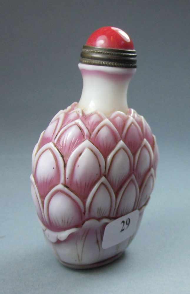 PEKINGGLAS SNUFF BOTTLE / SCHNUPFTABAK-BEHÄLTER / TABAK-GEFÄSS mit Lotusblütendekor. Pekingglas, - Image 2 of 5