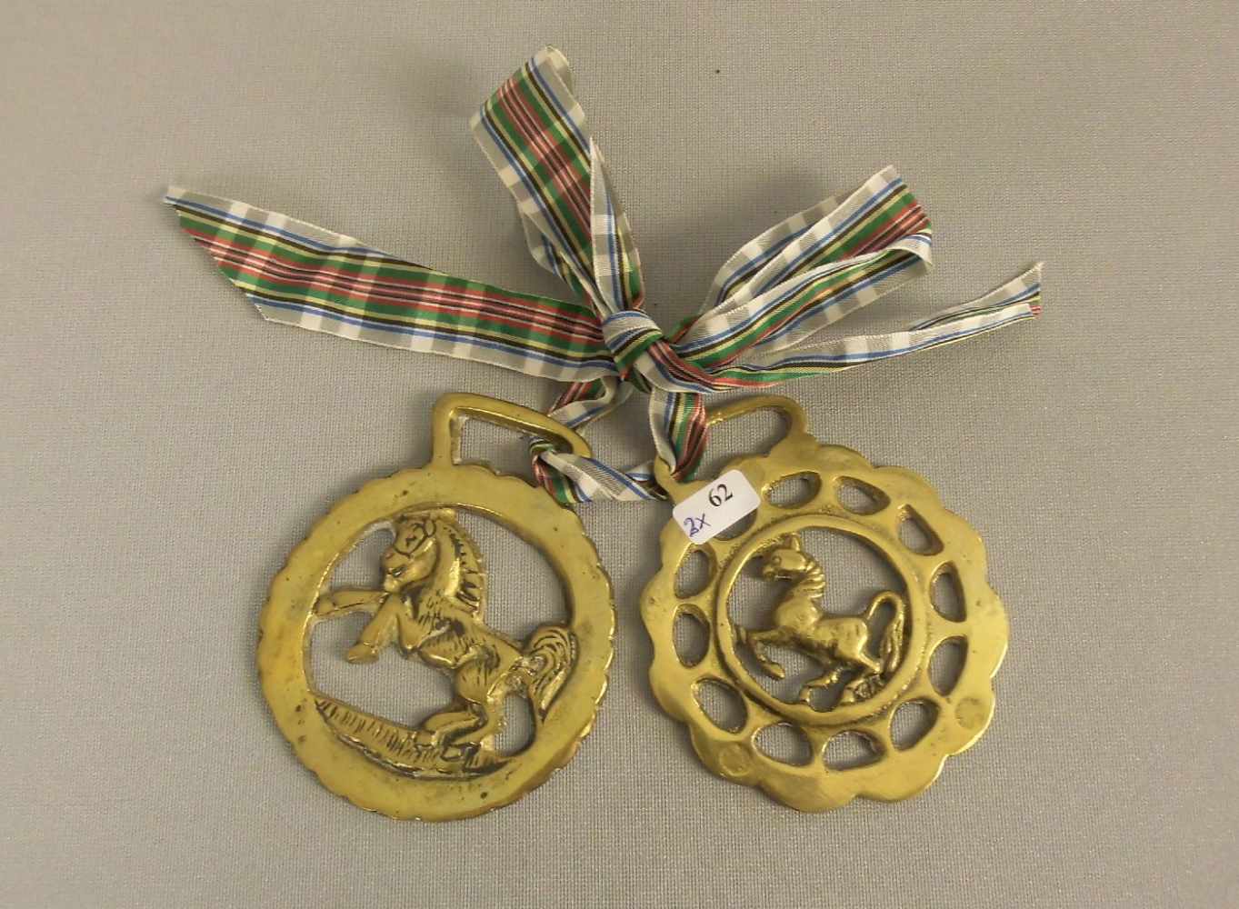 ZAUMZEUGSCHMUCK / horse brasses, Messing, durchbrochen gearbeitete und reliefiert verzierte