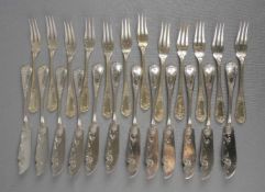 FISCHBESTECK FÜR 12 PERSONEN / fish cutlery, Frankreich, 19. Jh., 950er Silber (insgesamt 1357 g),
