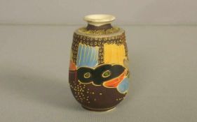 KLEINE SATSUMA - VASE, 20. Jh., Keramik, Japan, unter dem Stand rot gemarkt mit der "aufgehenden
