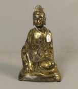 SKULPTUR / sculpture: "Sitzender Buddha", 20. Jh., wohl China, braun und goldfarben patinierter