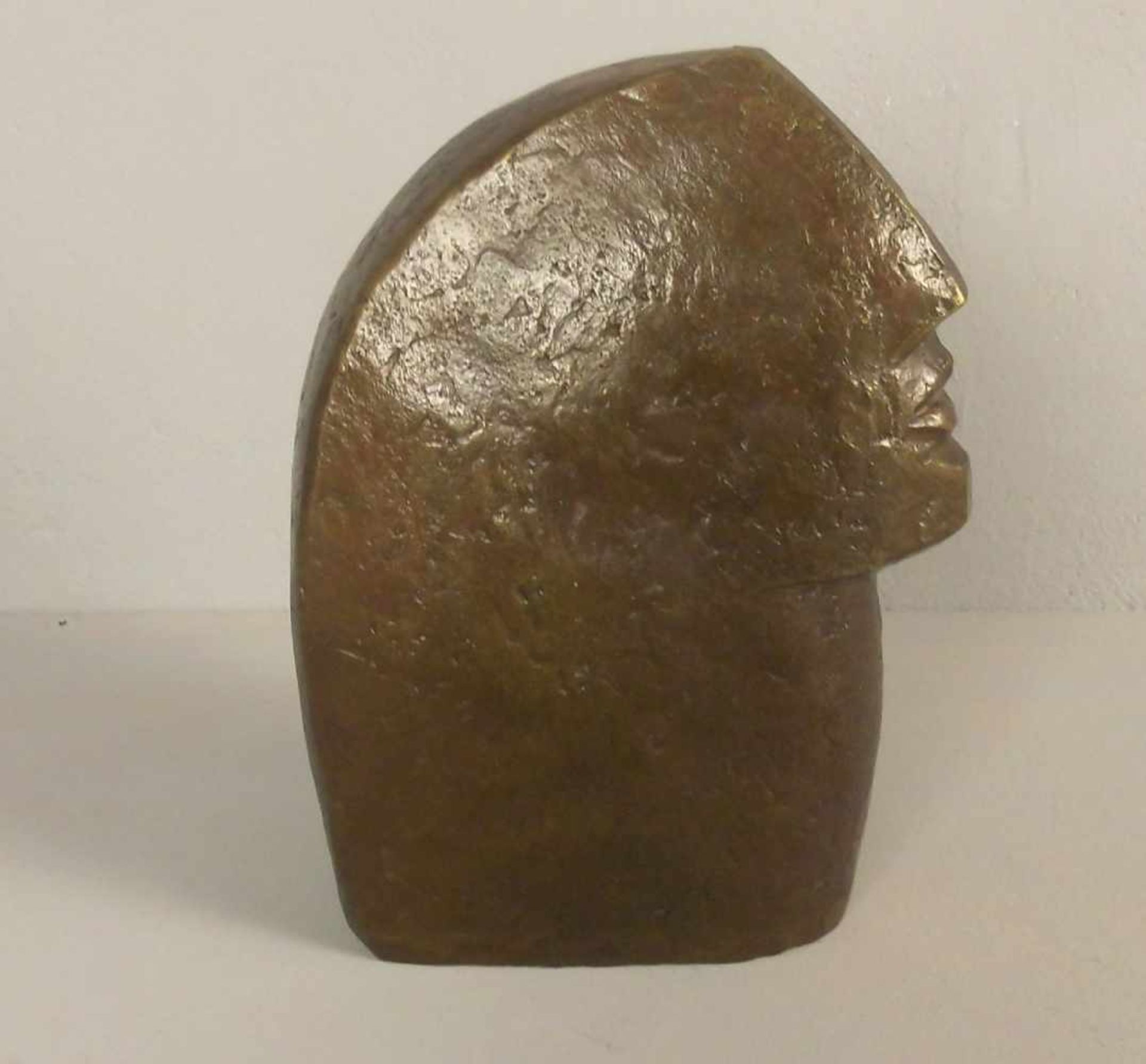 SKULPTUR / sculpture: "KOPF", Bronze (Hohlguss), goldfarben patiniert mit dunklen Akzentuierungen. - Bild 3 aus 4