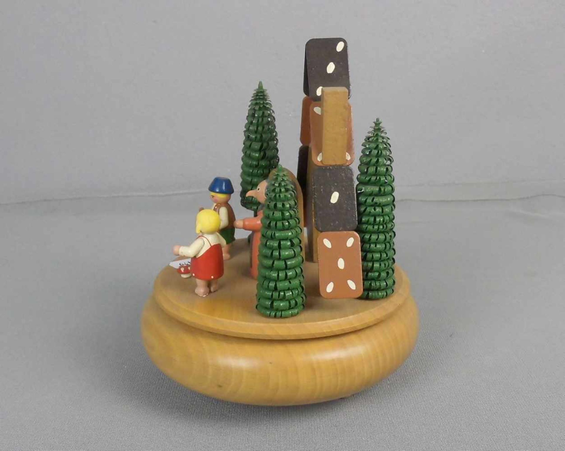 ERZGEBIRGE SPIELUHR: "Hänsel und Gretel", 20. Jh.; runde Holz-Spieluhr auf drei Kugelfüßen mit - Bild 2 aus 3