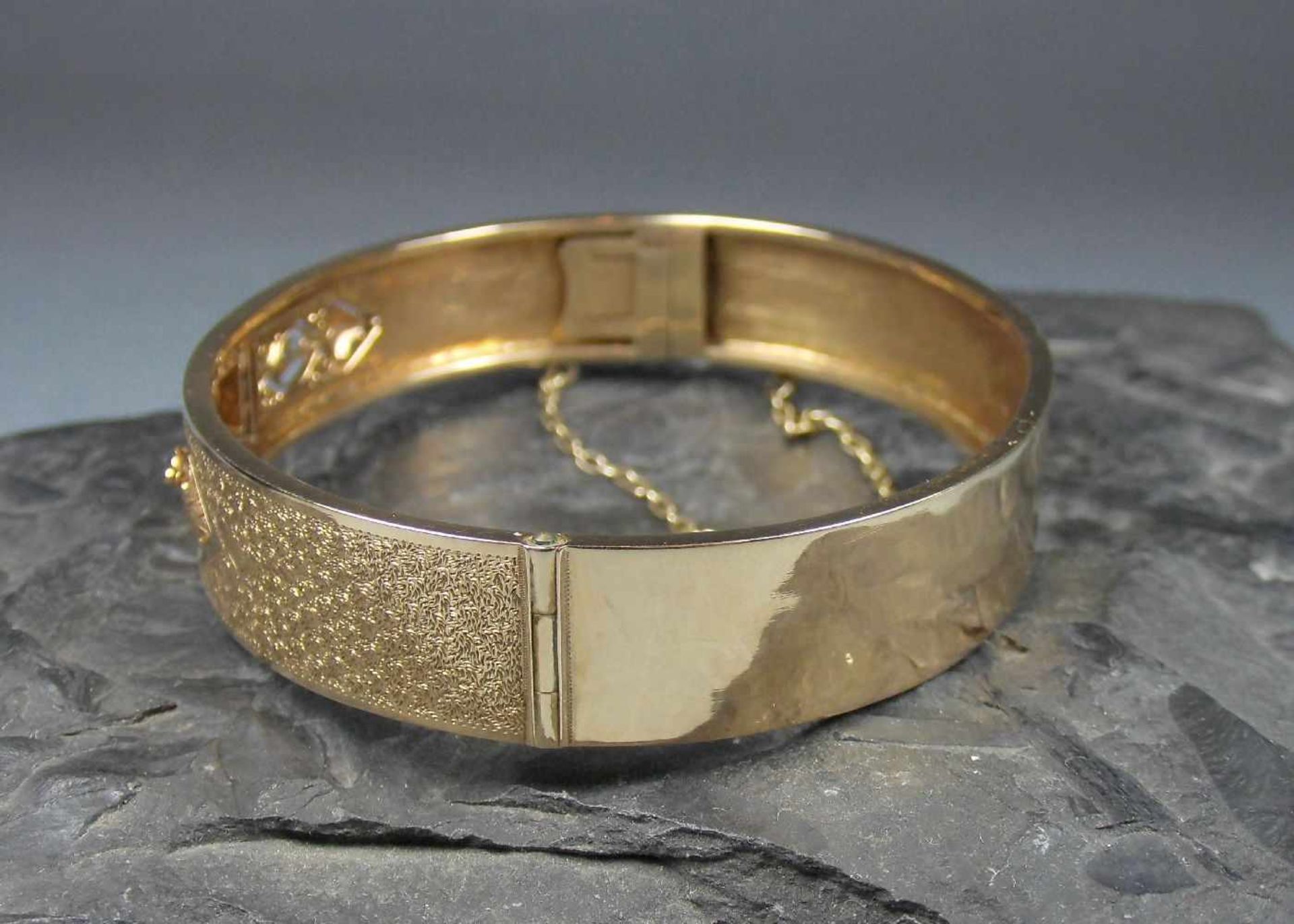 ARMREIF / bracelet, England, viktorianisch, 560er Roségold (10,8 g), mit Sicherheitskettchen. Die - Image 3 of 6