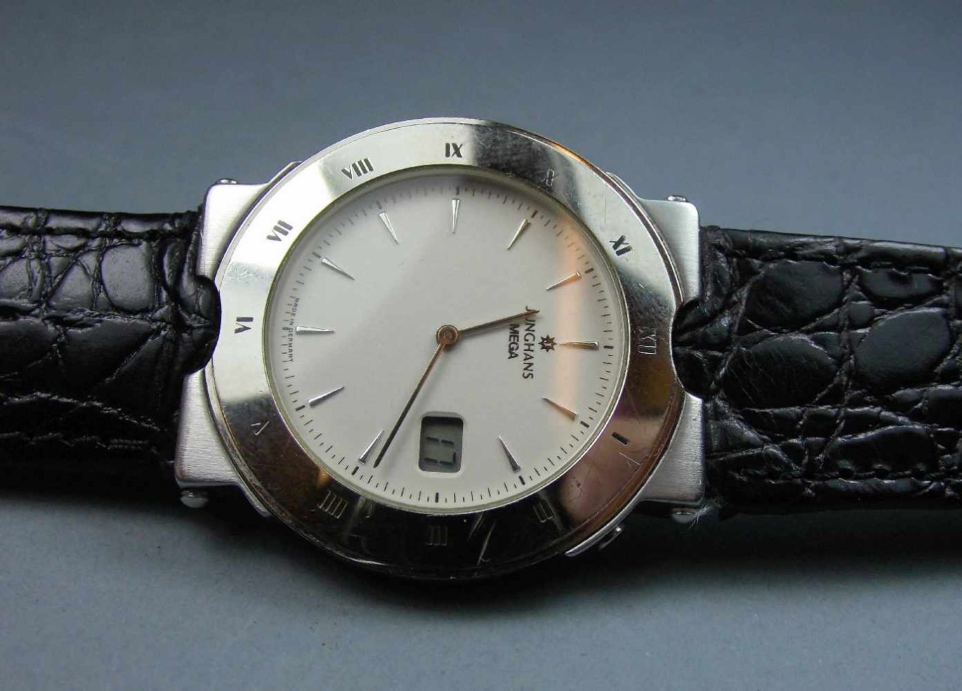 JUNGHANS MEGA FUNK-ARMBANDUHR, Quarzwerk, Stahlghäuse mit Junghans-Lederarmband. Zifferblatt mit - Bild 6 aus 9