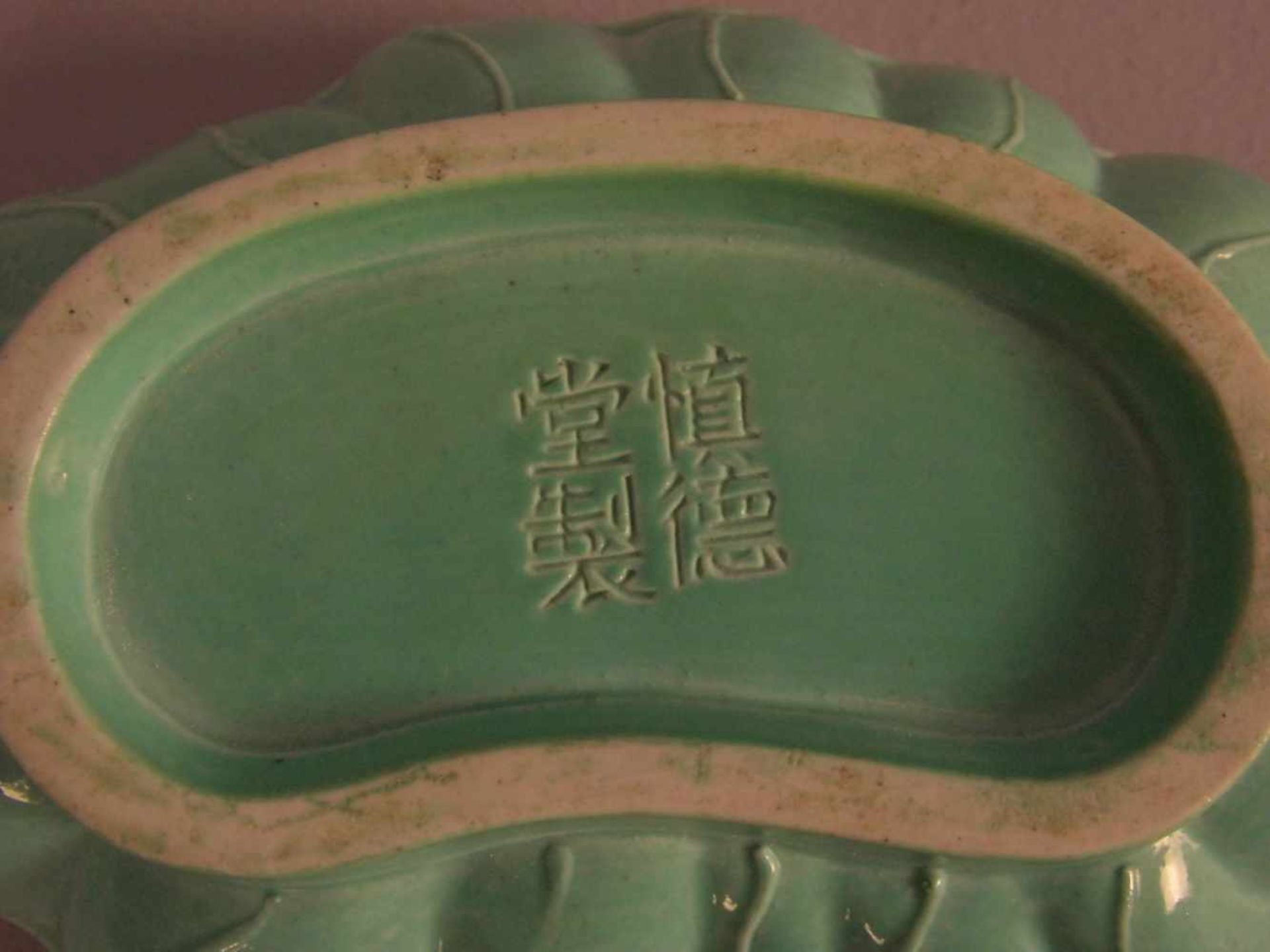 DECKELDOSE / SCHATULLE IN FORM EINE LOTUSBLATTES, Porzellan, unter dem Stand signiert, China, Anfang - Bild 4 aus 4