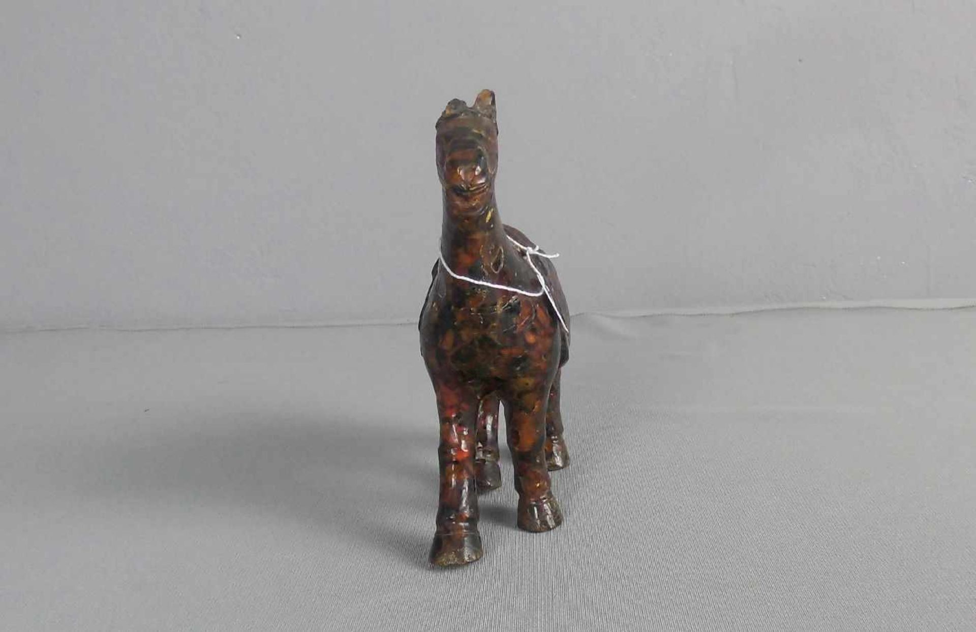 FIGUR: "PFERD", wohl. 20. Jh.. Vollplastische Figur eines Pferdes in chinoiser Anmutung, Korpus - Bild 2 aus 4