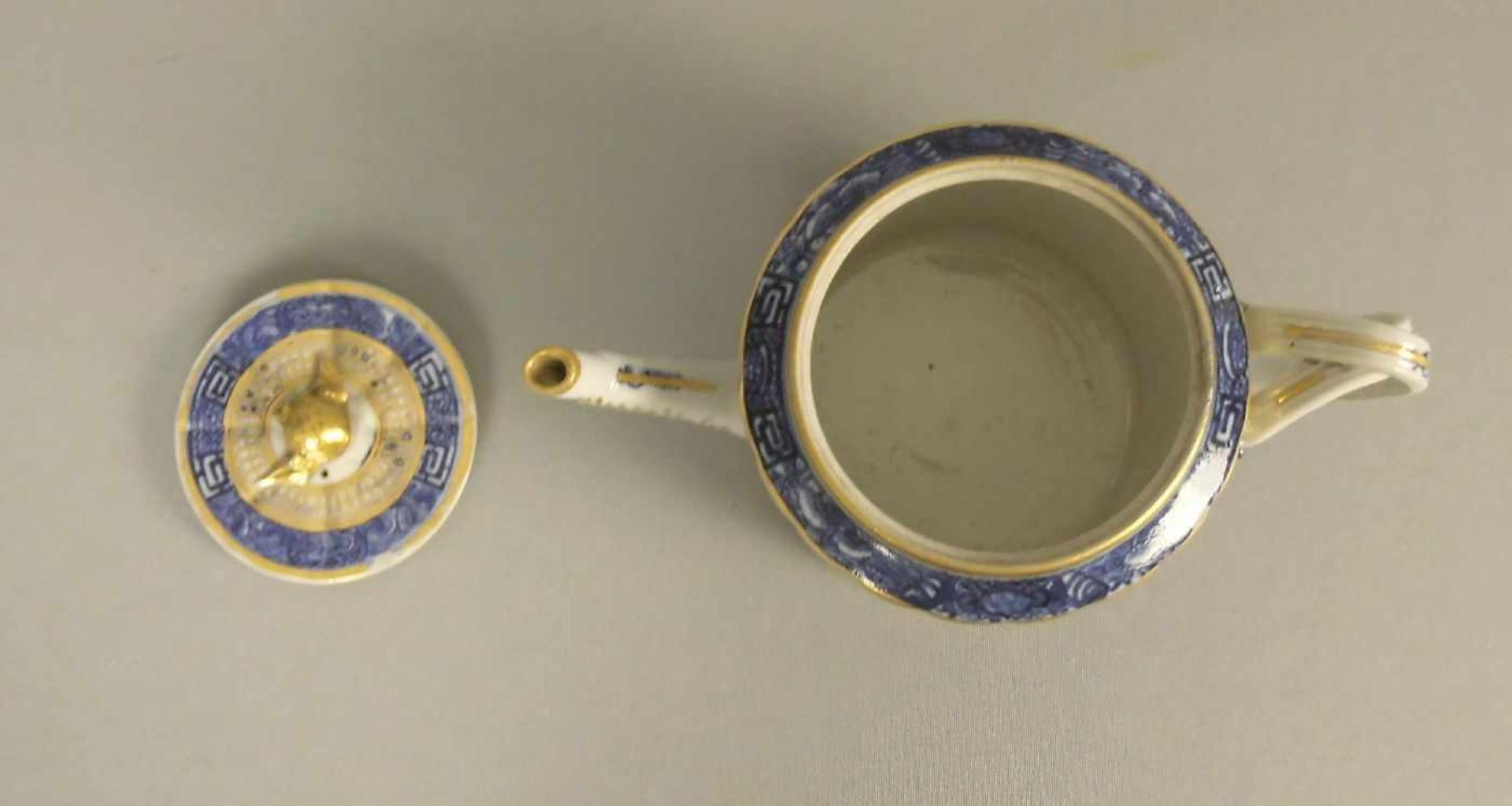 TEEKANNE / tea pot, China, 18. / 19. Jh., Porzellan. Unterglasurblau staffiert mit goldfarbenen - Image 2 of 3