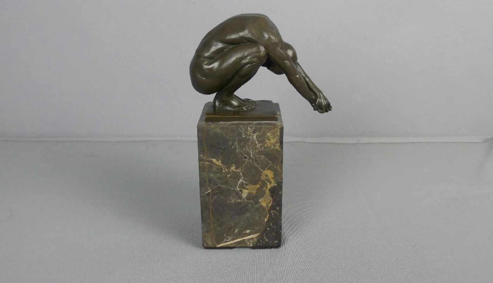 LOPEZ, MIGUEL FERNANDO (auch Milo, geb. 1955 in Lissabon), Skulptur / sculpture: "Hockender - Bild 3 aus 6