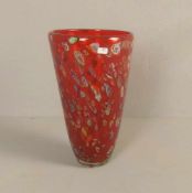 MURANO GLASVASE "MILLE FIORI", rotes Glas mit Blaseneinschlüssen und eingeschmolzenen Blütenmotiven.
