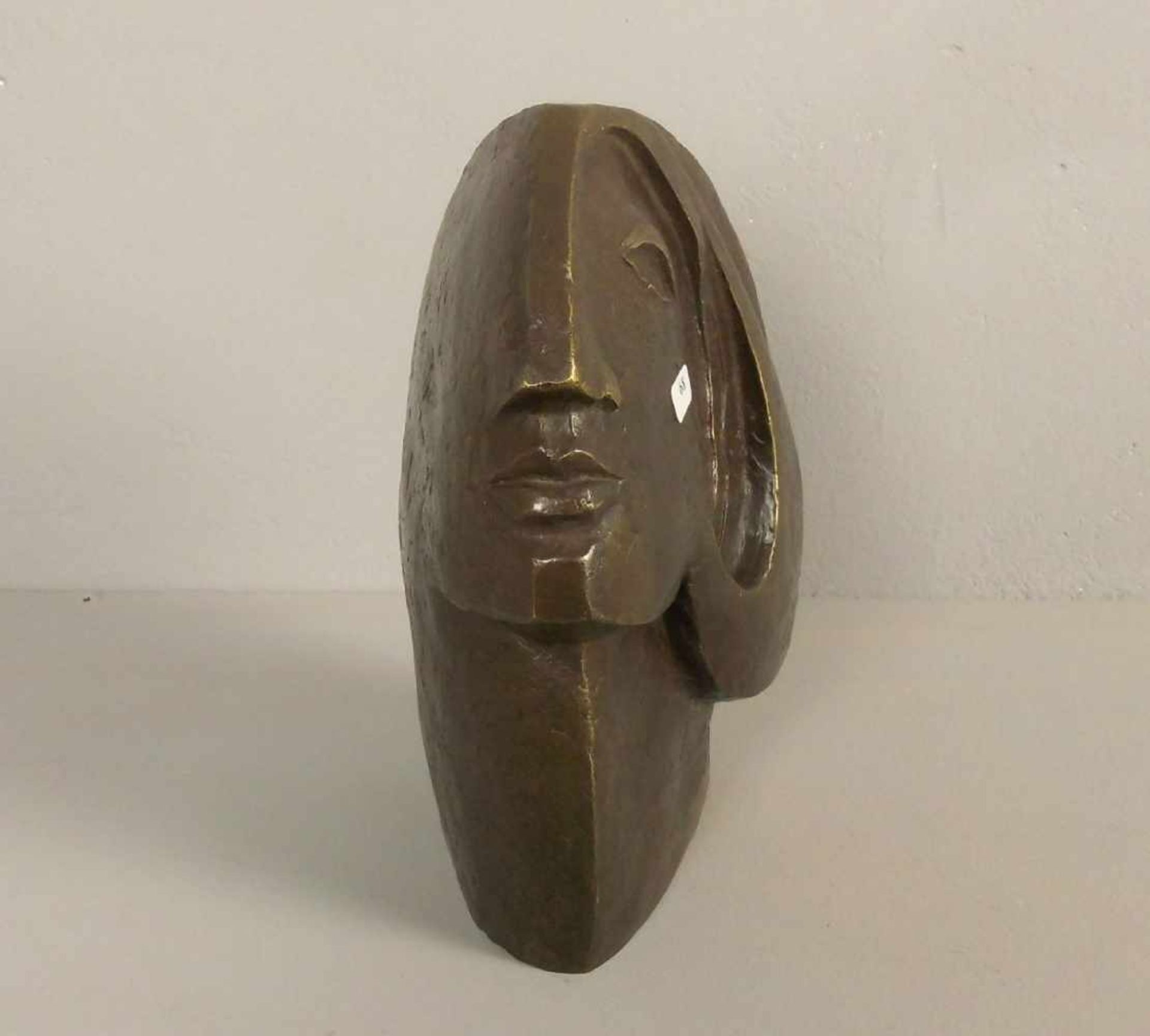 SKULPTUR / sculpture: "KOPF", Bronze (Hohlguss), goldfarben patiniert mit dunklen Akzentuierungen. - Bild 2 aus 4