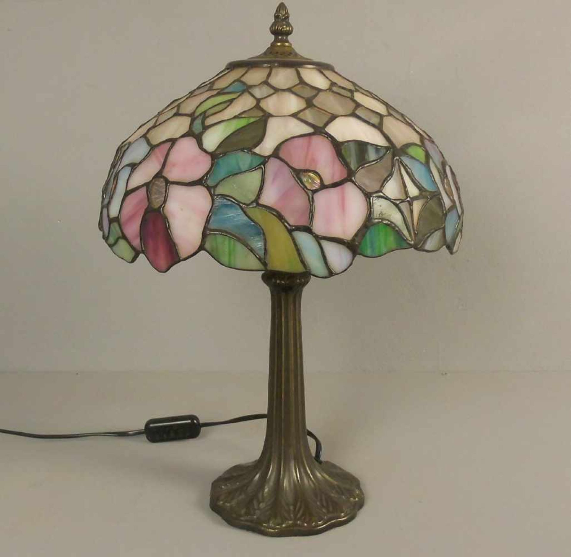 LAMPE IM TIFFANY-STIL, bronzierter, mehrpassiger Metallstand mit stilisiertem Blattdekor, - Bild 2 aus 4