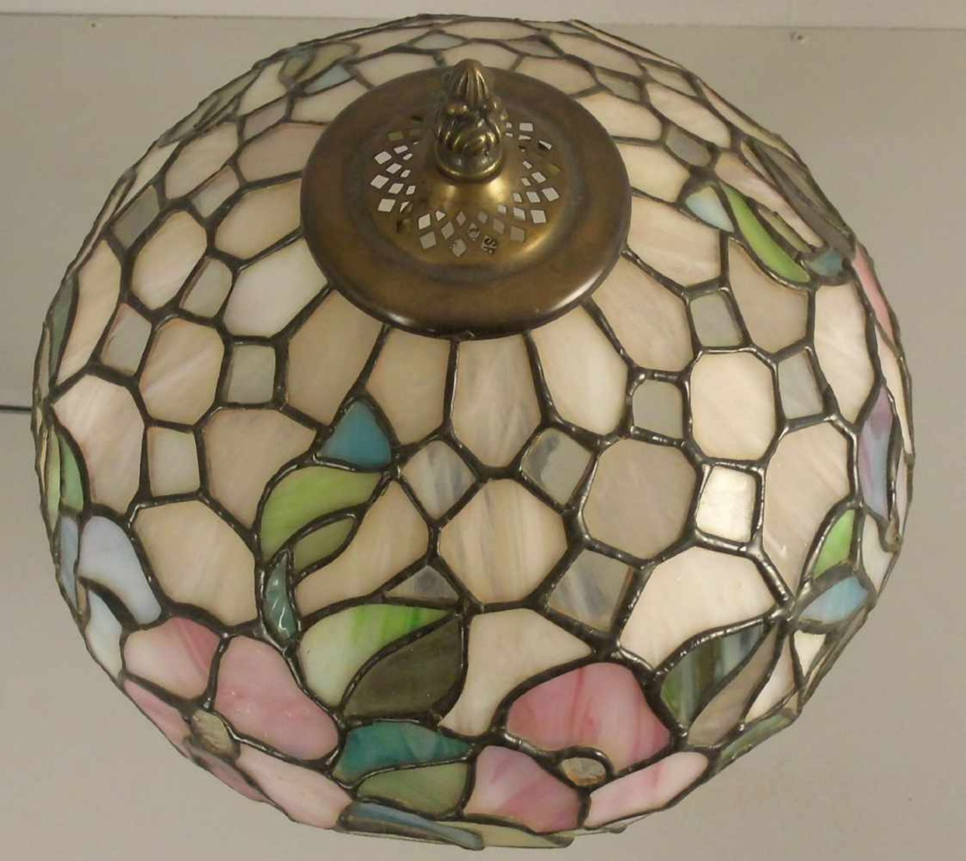 LAMPE IM TIFFANY-STIL, bronzierter, mehrpassiger Metallstand mit stilisiertem Blattdekor, - Bild 4 aus 4