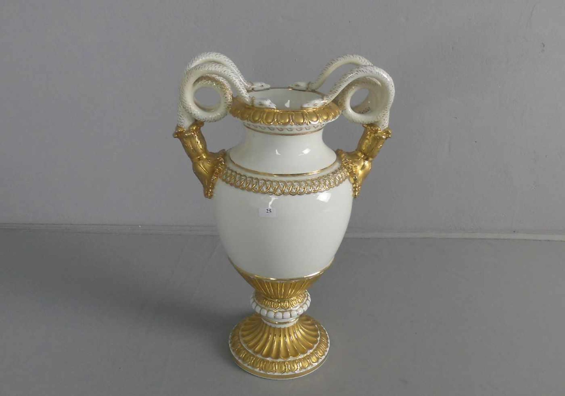 VASE / SCHLANGENVASE, Porzellan, Manufaktur Meissen, unterglasurblaue Schwertermarke, Marke seit