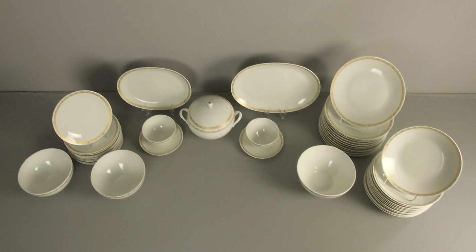 HUTSCHENREUTHER SPEISESERVICE FÜR 12 PERSONEN / dinnerware, Porzellan, Manufaktur Hutschenreuther, - Bild 2 aus 8