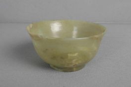 JADE - SCHALE / bowl, China, 20. Jh.; gebauchte Form mit ausgestellter Mündung, äußere Wandung