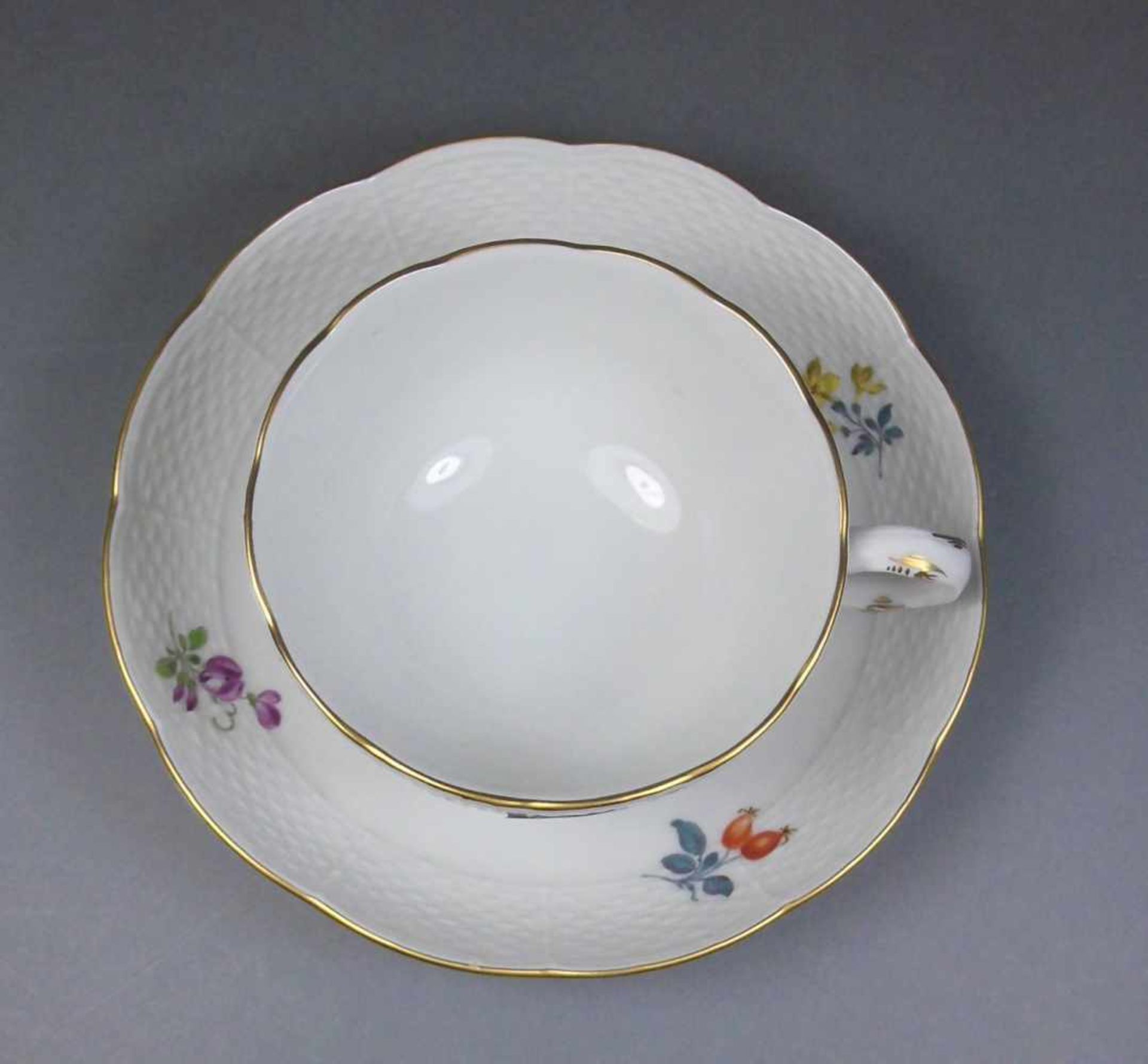 TASSE UND UNTERTASSE MIT FRUCHT- UND BLÜTENMOTIVEN, Porzellan, Manufaktur Meissen, - Bild 2 aus 6