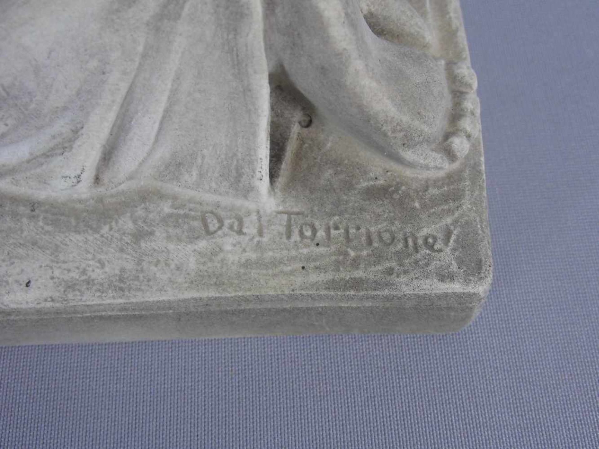 DAL TORRIONE, LORENZO (20. Jh.), Skulptur / sculpure: "Engel", Steinguss, auf der Plinthe vertieft - Bild 3 aus 4
