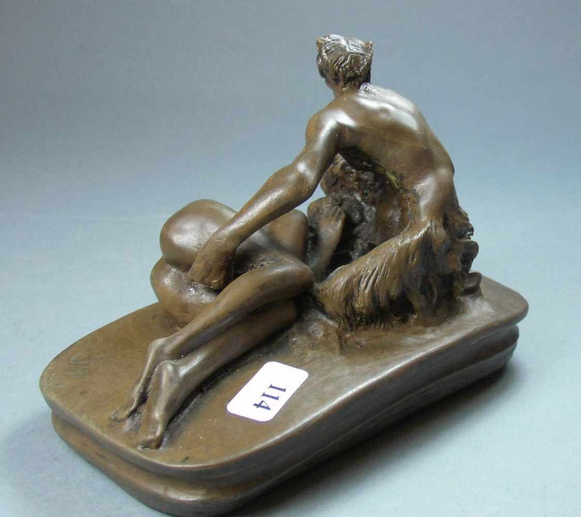 MONOGRAMMIST ("SM" 19./ 20. Jh.), erotische Skulptur / sculpture: "Faun beim Liebesspiel", braun - Bild 3 aus 5