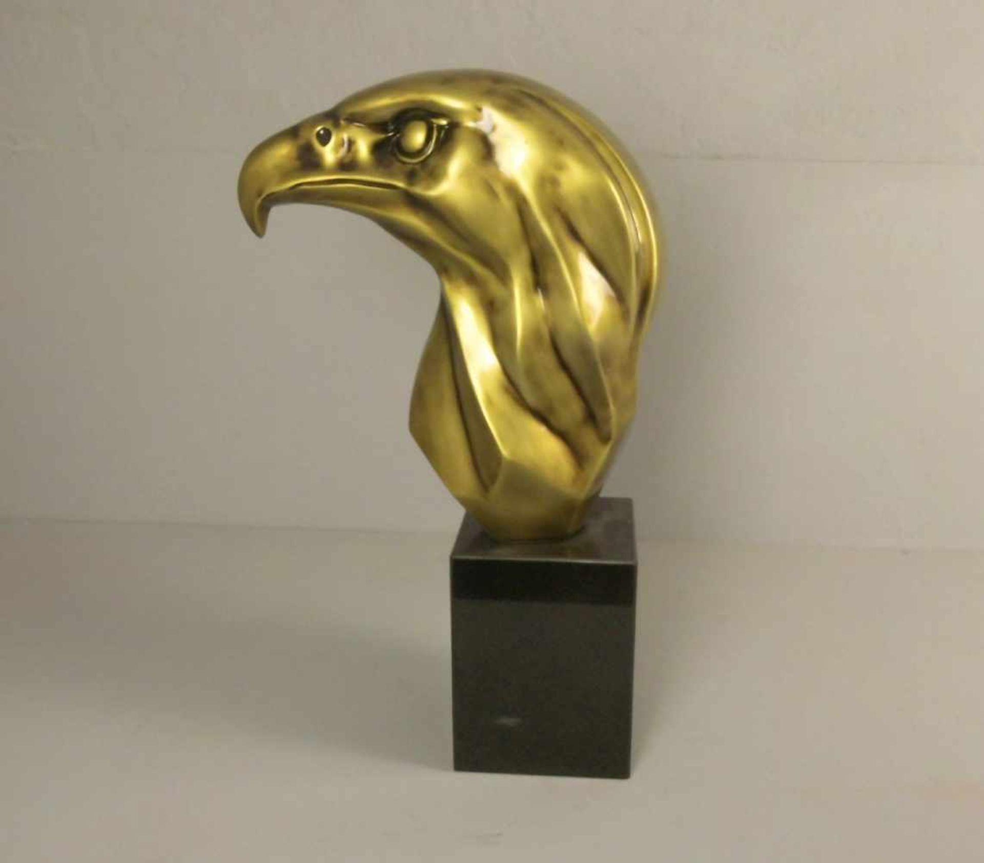ANONYMUS (20. Jh.), Skulptur / sculpture : "Adlerkopf", goldfarben bronziertes Fieberglas auf