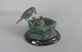 ANONYMUS (Bildhauer des 20./21. Jh.), Skulptur: "Vogel, seine Jungen fütternd", Bronzeguss, grün und