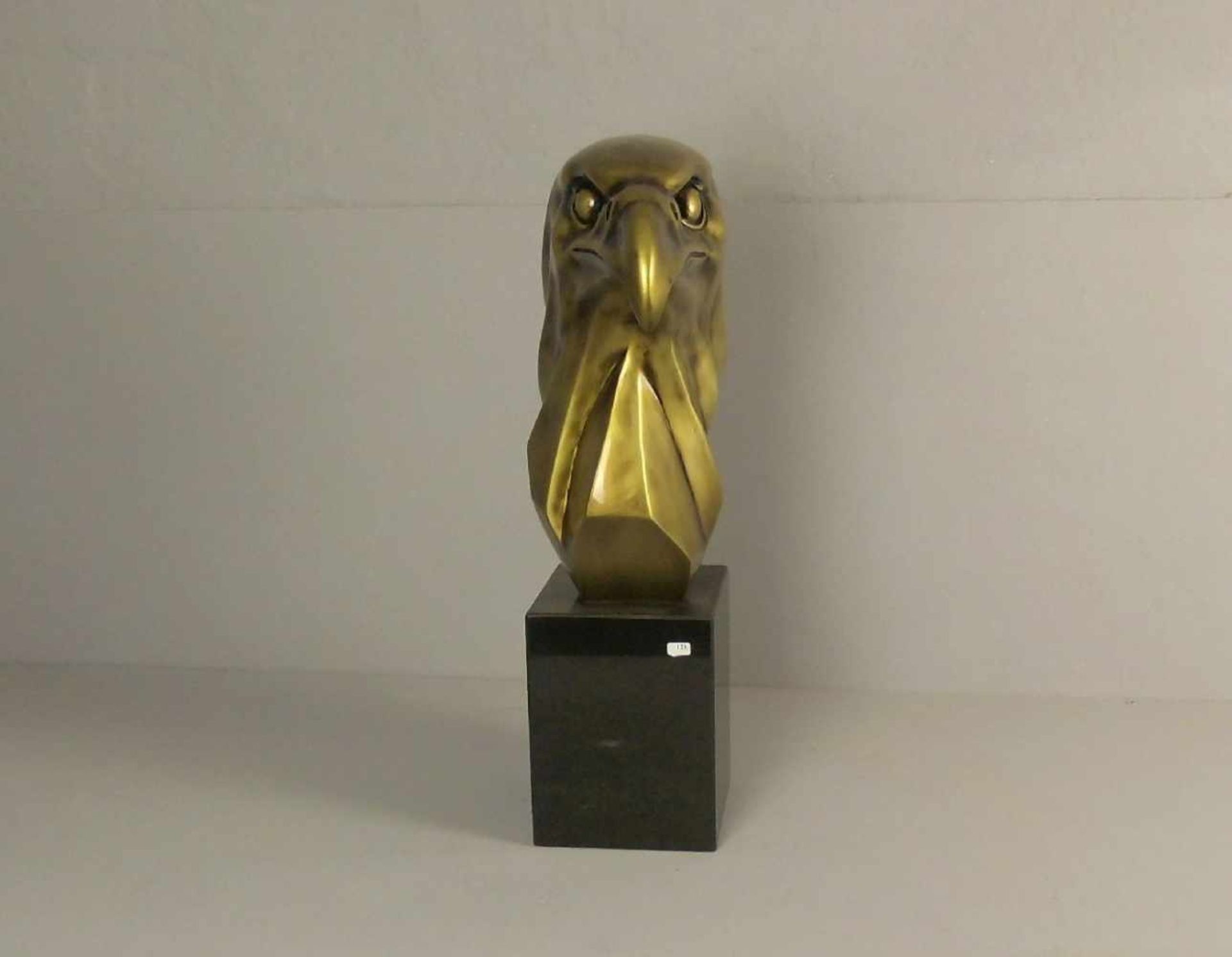 ANONYMUS (20. Jh.), Skulptur / sculpture : "Adlerkopf", goldfarben bronziertes Fieberglas auf - Bild 2 aus 3