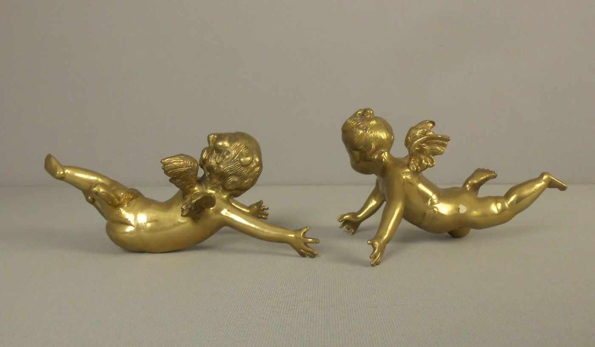 PAAR SKULPTUREN / two angel sculptures: "Engel", 20. Jh., Bronze-Gelbguss. Als Paar gearbeitete - Bild 3 aus 4