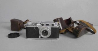 LEICA - KAMERA, bezeichnet "Leica, Nr. 613991, DRP, Ernst Leitz GmbH Wetzlar Germany", mit Blitz,
