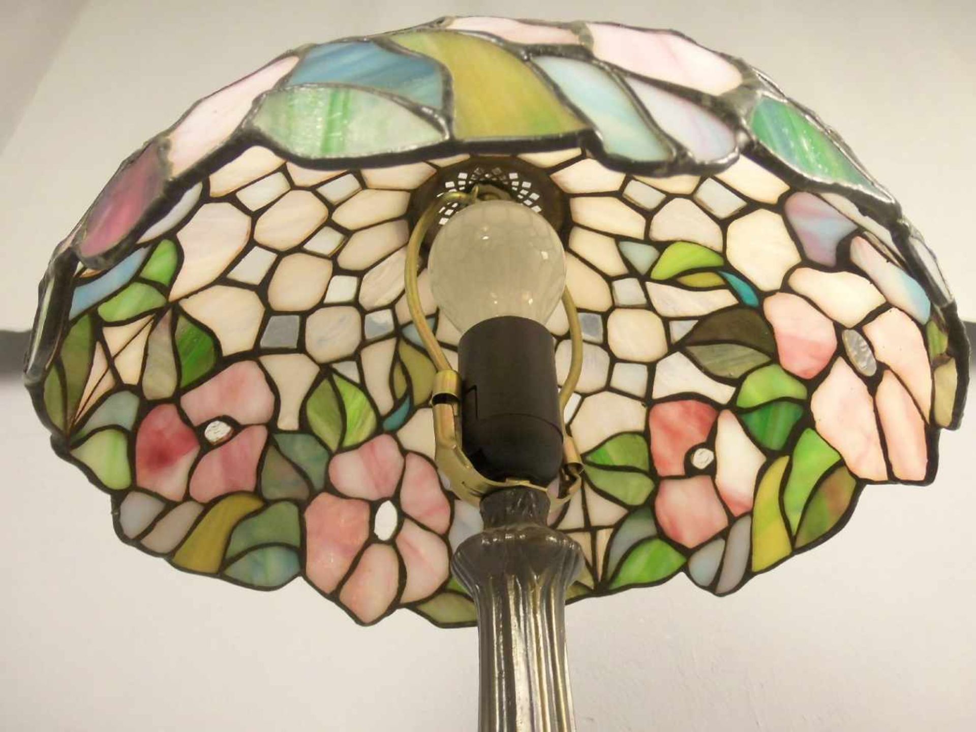 LAMPE IM TIFFANY-STIL, bronzierter, mehrpassiger Metallstand mit stilisiertem Blattdekor, - Bild 3 aus 4