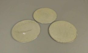 3 UNTERSETZER / TOPF-UNTERSETZER / pot coaster, England, silberfarbenes Metall, 20. Jh.. Drei