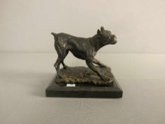 SKULPTUR / sculpture: "Boxer - Hund", bronzierte Masse auf Marmorpostament, auf dem Naturstand