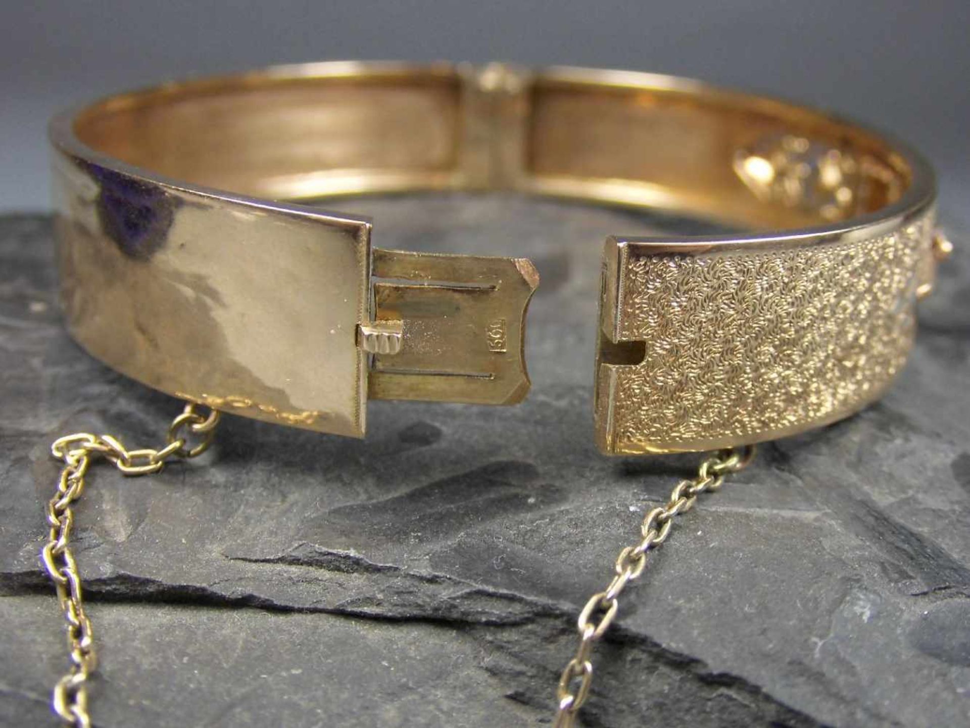 ARMREIF / bracelet, England, viktorianisch, 560er Roségold (10,8 g), mit Sicherheitskettchen. Die - Image 5 of 6