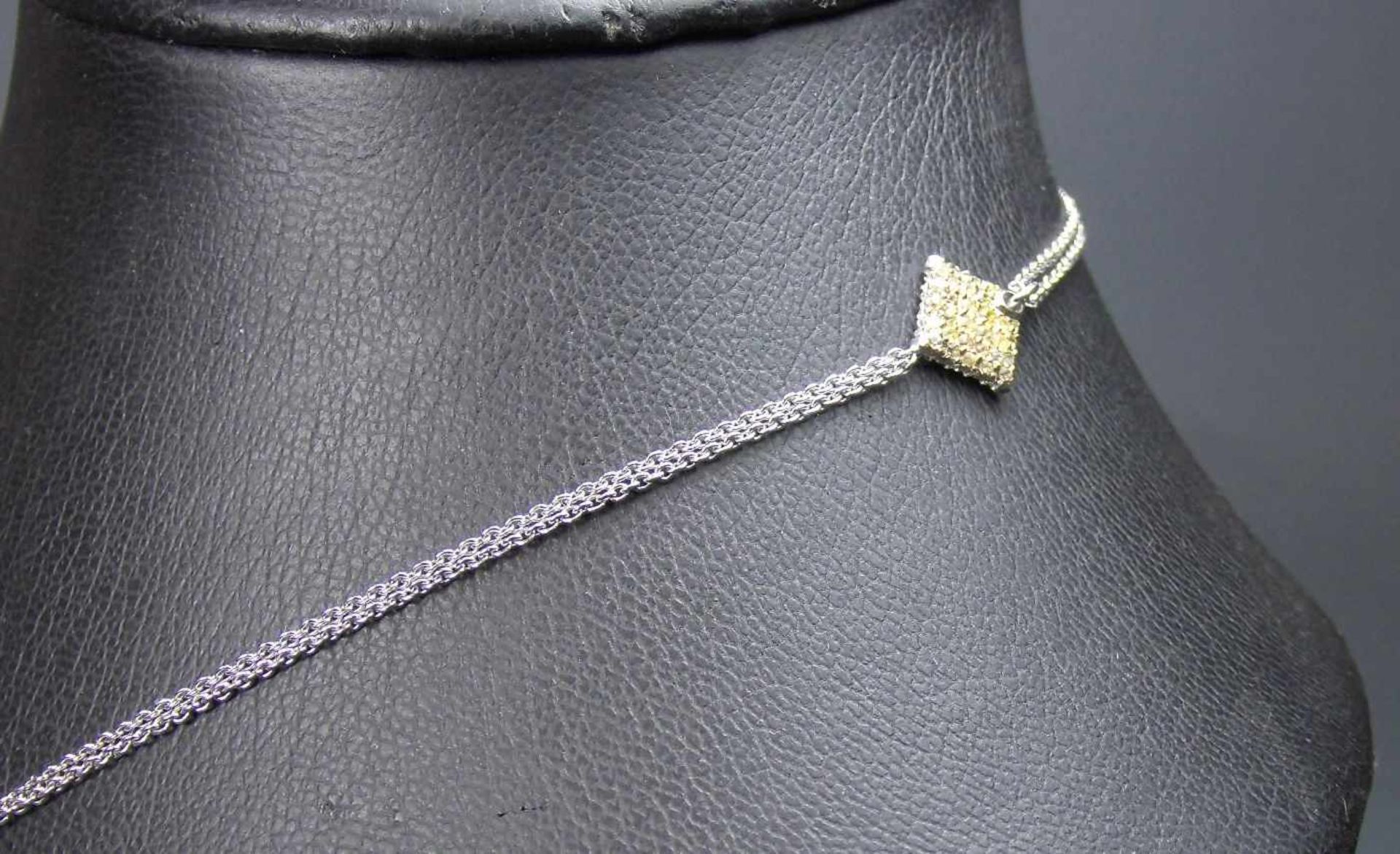 LUXURIÖSES COLLIER, 750er Weissgold (17,5 g), zweireihig gearbeitet und besetzt mit Hessoniten ( - Bild 3 aus 7