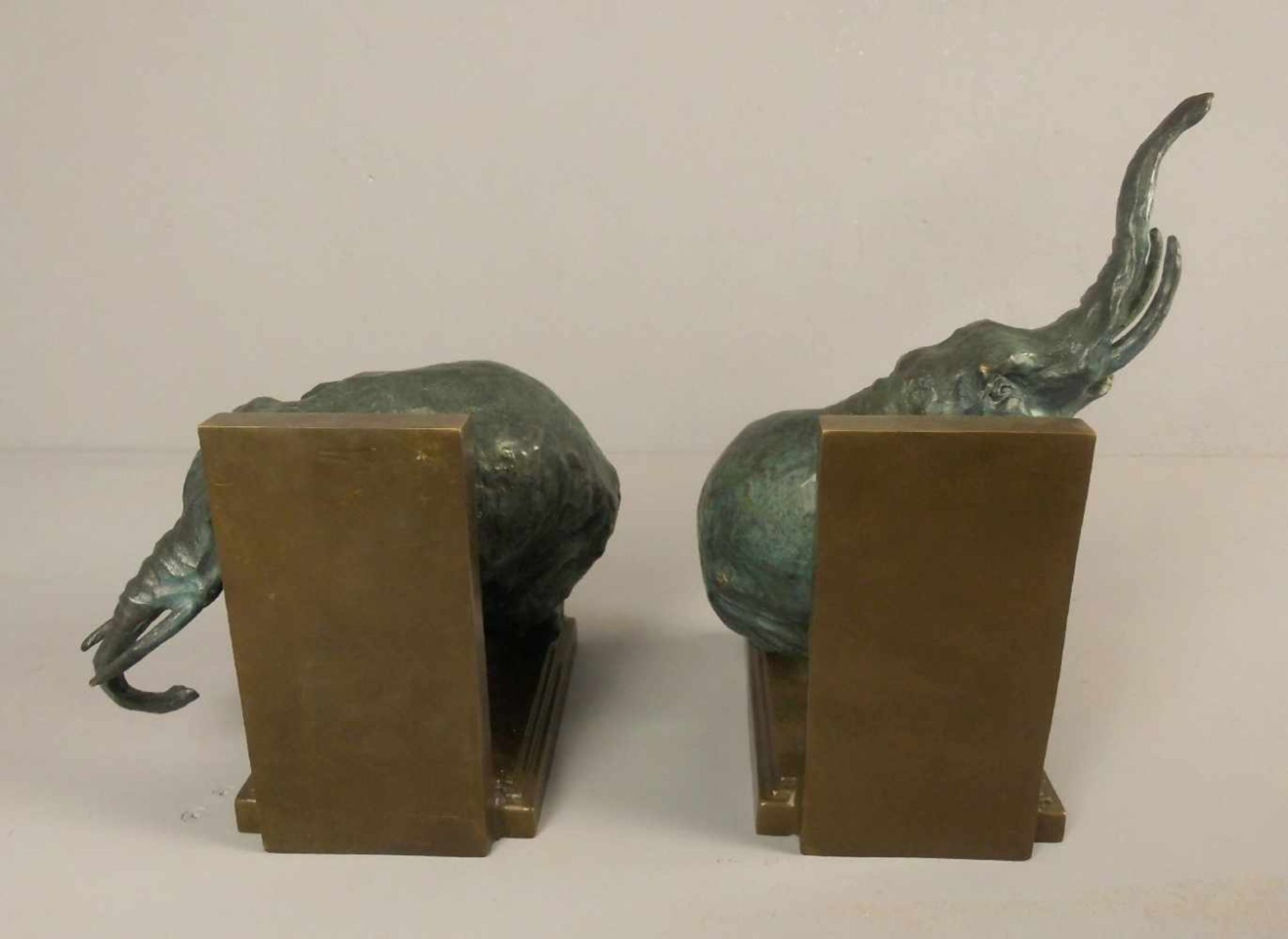 LOPEZ, MIGUEL FERNANDO (auch "Milo", geb. 1955 in Lissabon), Paar figurale Buchstützen: "Elefanten", - Bild 5 aus 5