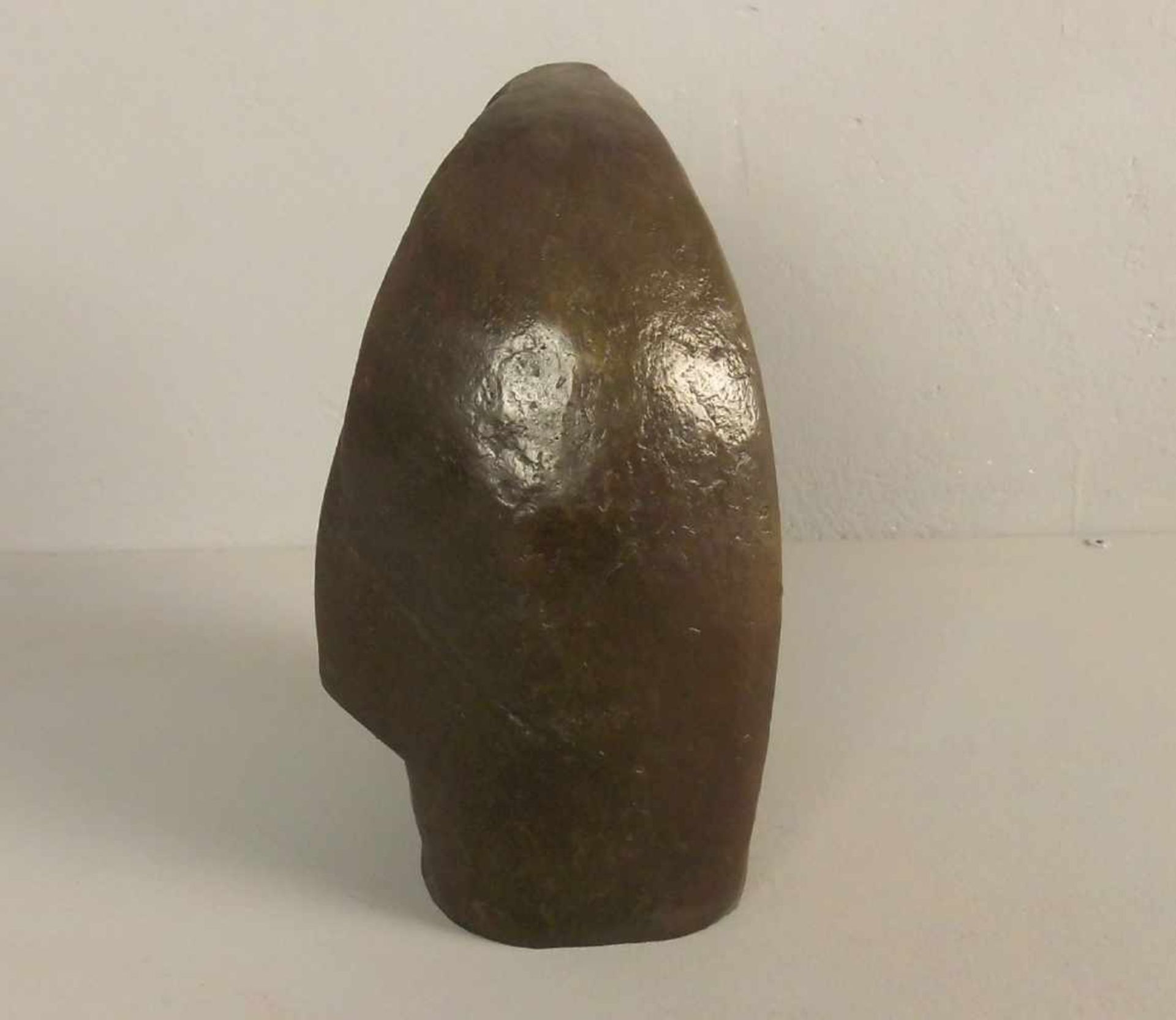 SKULPTUR / sculpture: "KOPF", Bronze (Hohlguss), goldfarben patiniert mit dunklen Akzentuierungen. - Bild 4 aus 4