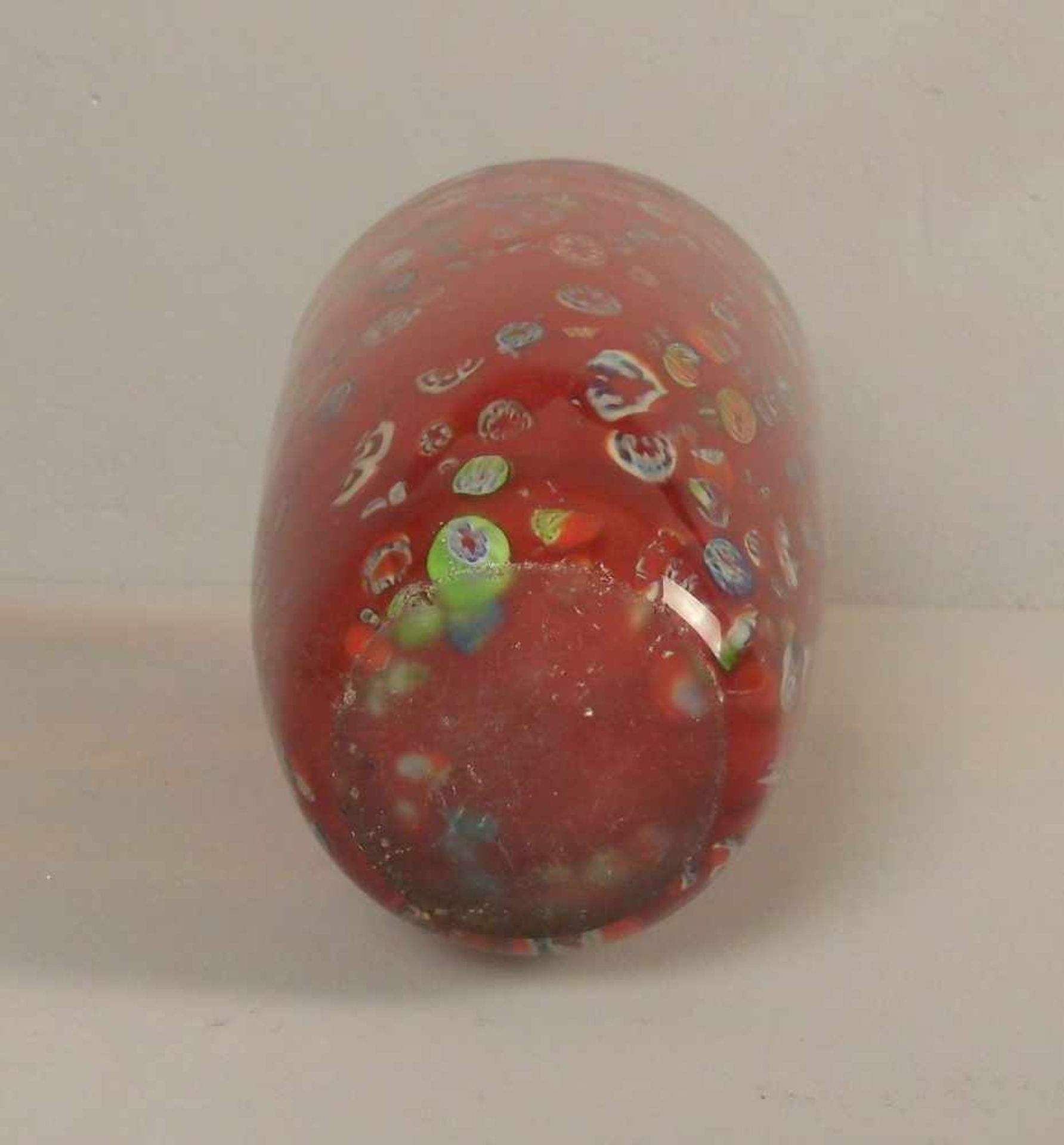 MURANO GLASVASE "MILLE FIORI", rotes Glas mit Blaseneinschlüssen und eingeschmolzenen Blütenmotiven. - Bild 3 aus 3