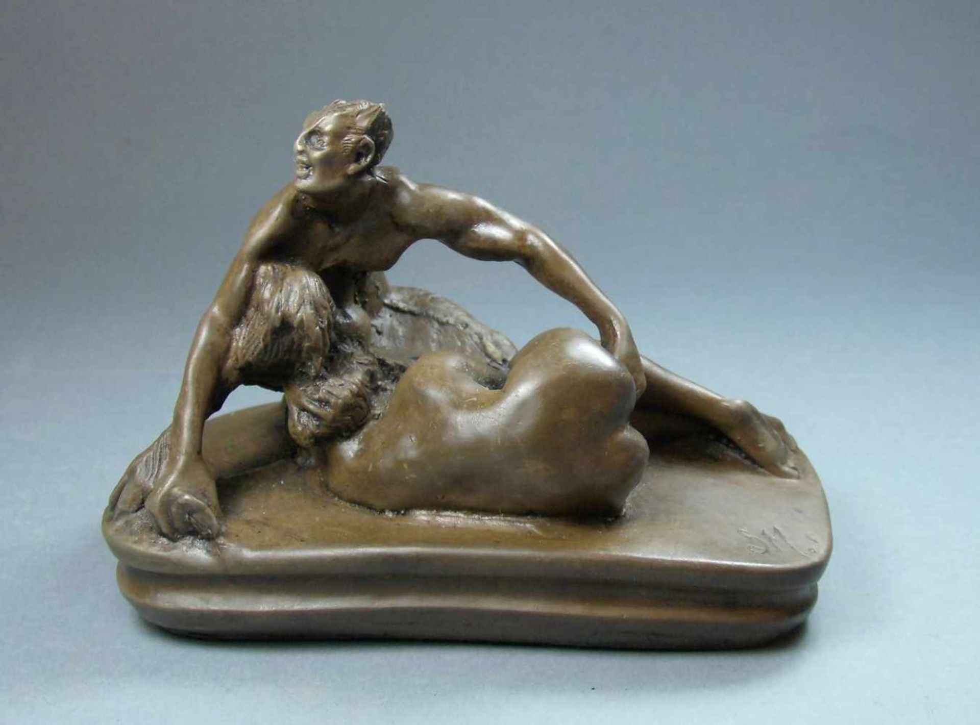 MONOGRAMMIST ("SM" 19./ 20. Jh.), erotische Skulptur / sculpture: "Faun beim Liebesspiel", braun