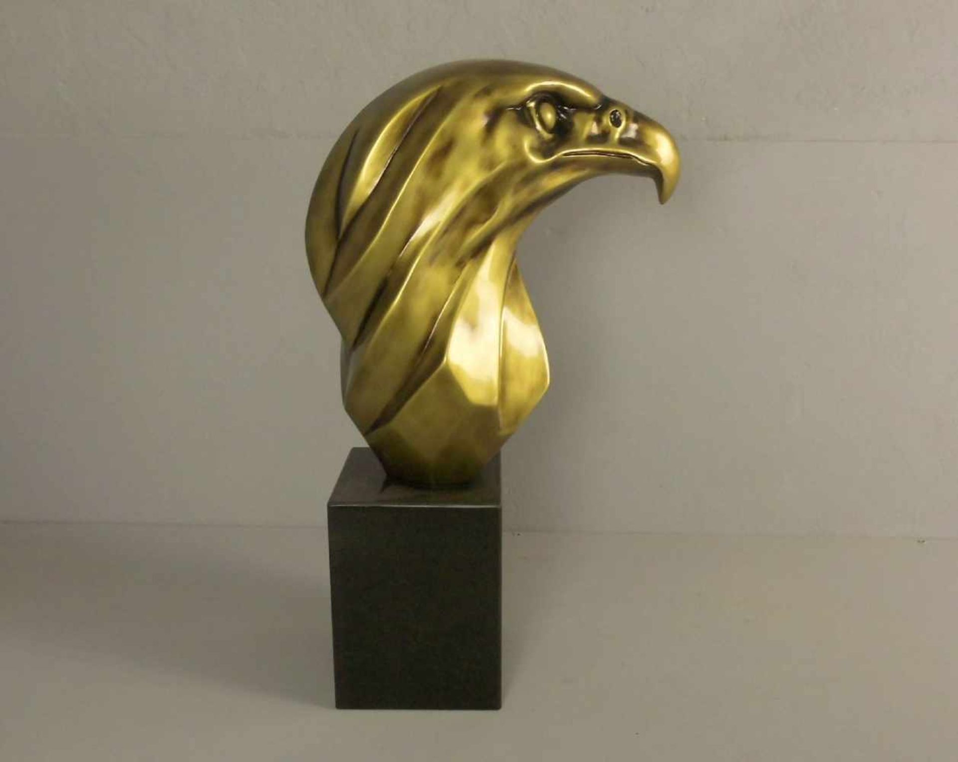 ANONYMUS (20. Jh.), Skulptur / sculpture : "Adlerkopf", goldfarben bronziertes Fieberglas auf - Bild 3 aus 3