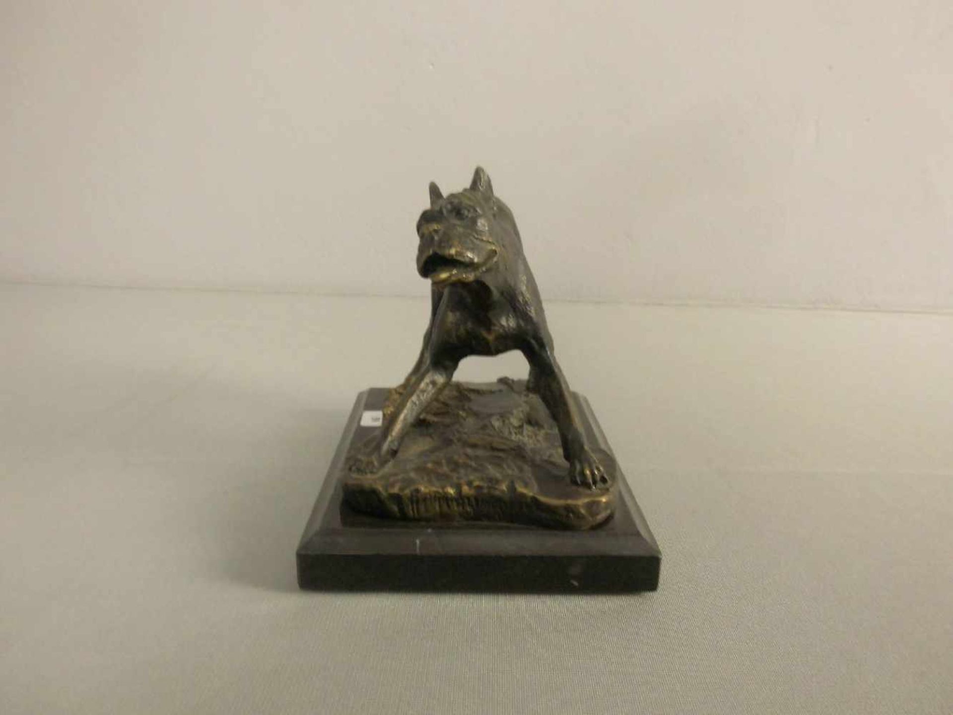 SKULPTUR / sculpture: "Boxer - Hund", bronzierte Masse auf Marmorpostament, auf dem Naturstand - Bild 2 aus 5