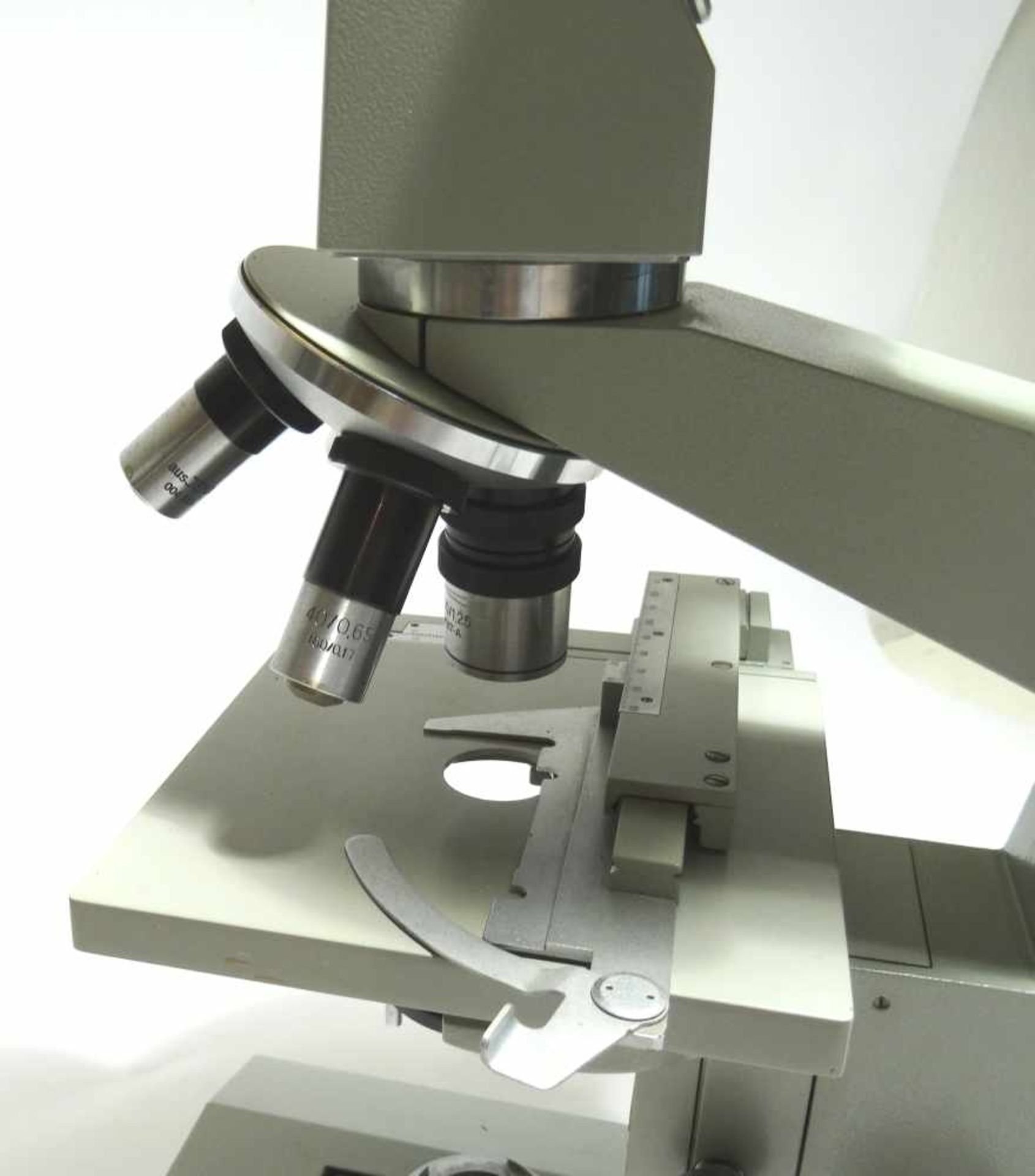Mikroskop Carl Zeiss Jena in sehr gutem Zustand, kaum benutzt, mit 4 Objektiven (3,2/0,10 , 10/0, - Bild 3 aus 3