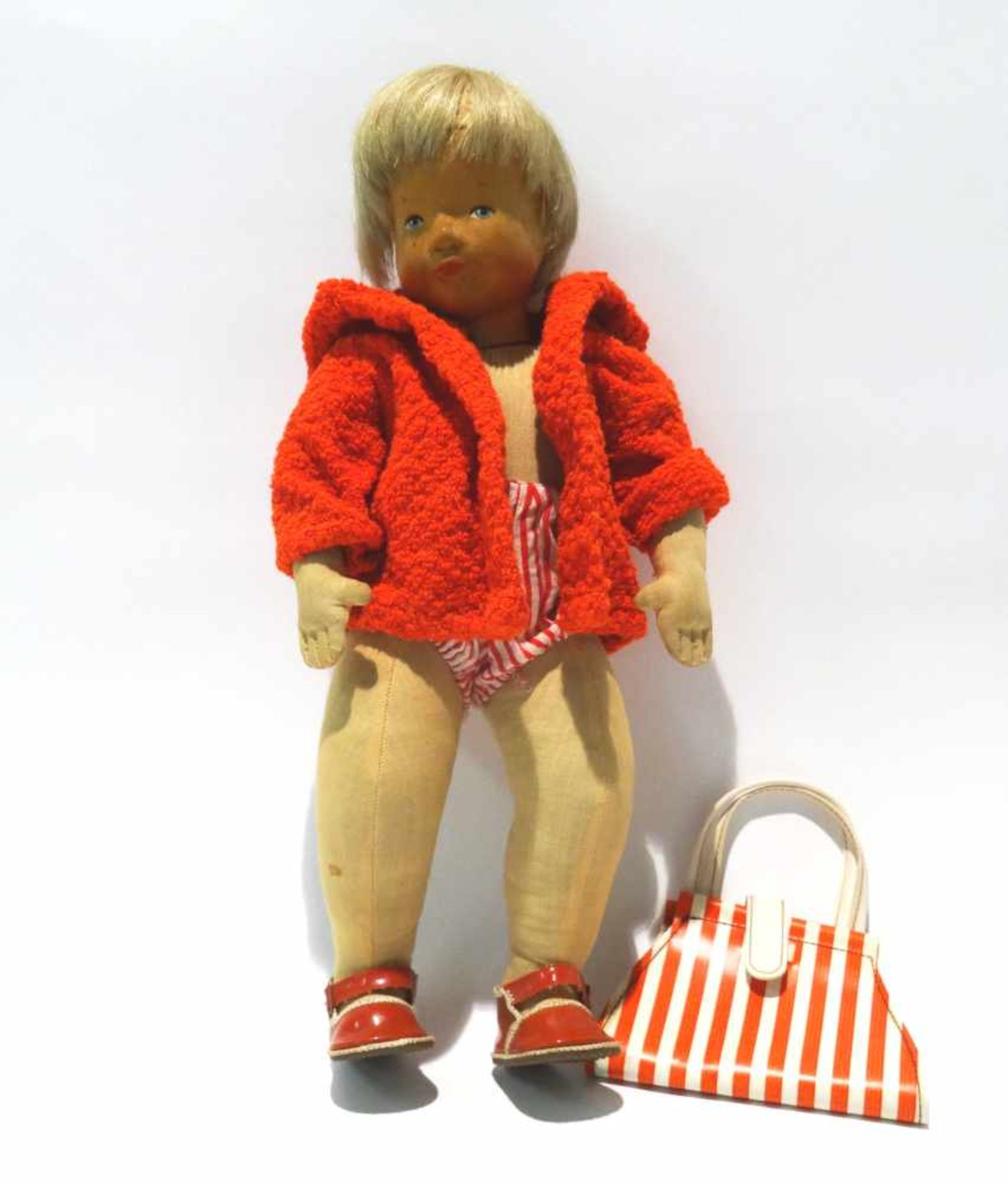 Krahmer Puppe mit Holzkopf aus der Zeit um 1960. Die Puppe hat entsprechend Echthaar und Original