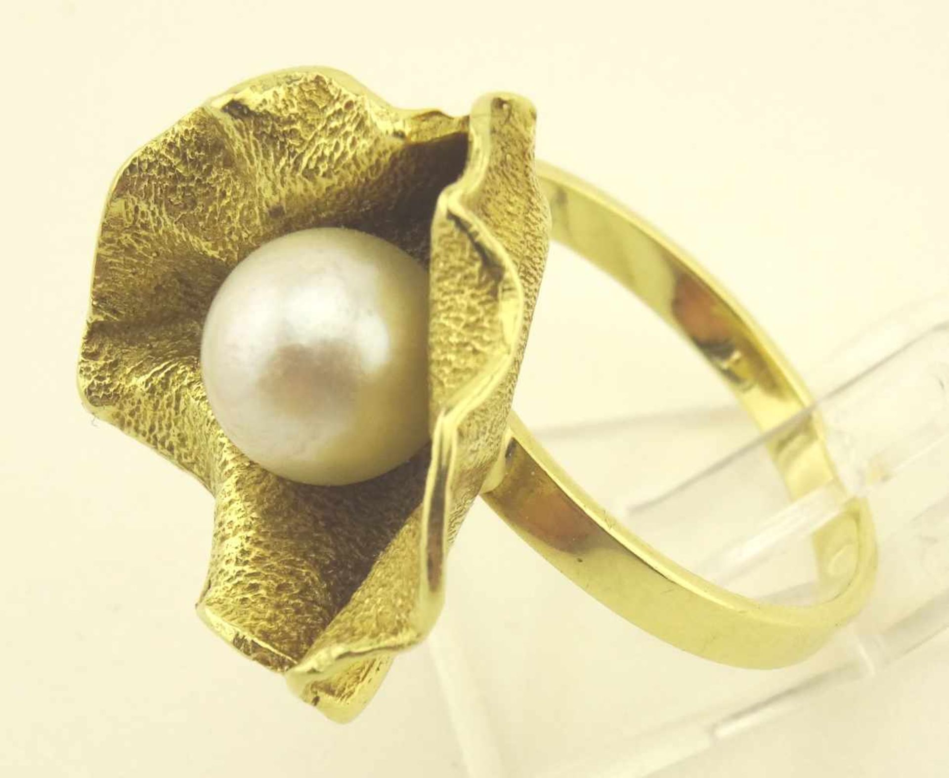 Damenring 585 Gold finnische Linie mit Akoya Perle, Durchmesser ca. 7,5mm weiß, ges. Gewicht ca. 6,